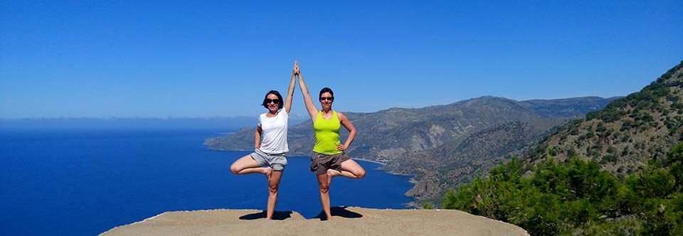Le yoga en Crète grandeur nature.